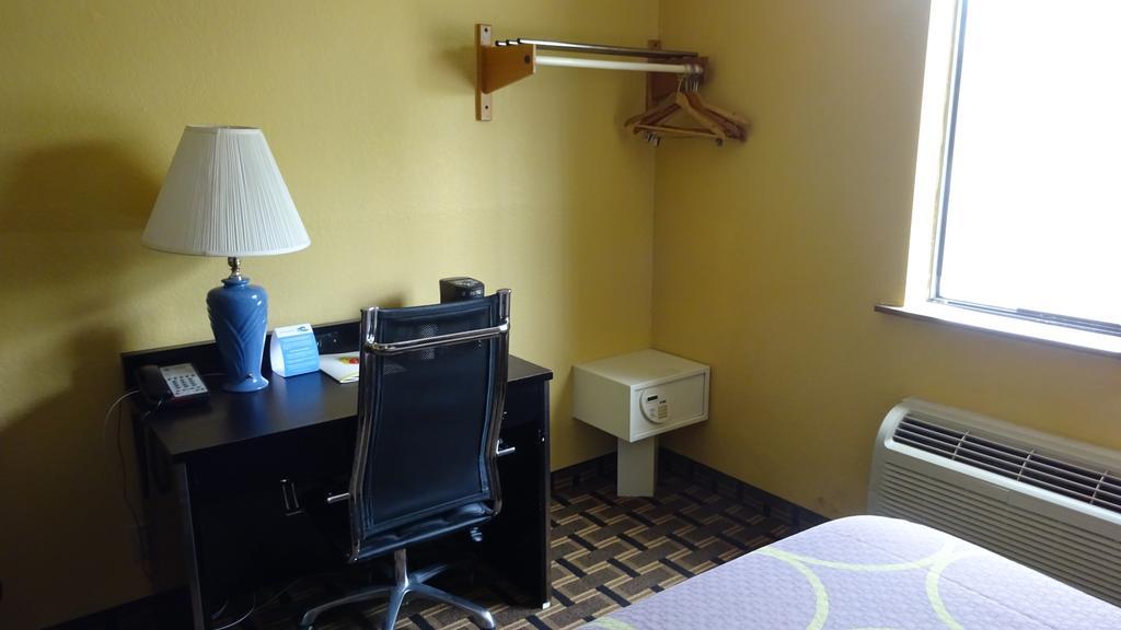 Super 8 By Wyndham Terre Haute Exterior photo